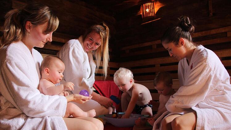 Kuschelatmosphäre in der Forchheimer Eventsauna: Während der zweijährige Pepe den Eisbrunnen räubert, genießen Kathrin mit ihrem Sohn Henry, Nadine Hemme (Babysauna-Fachfrau), Katharina und Mia die wohltuende Wärme.