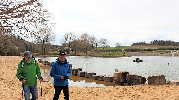 Die Laufstrecke des Zweiten B&uuml;rgermeisters von Frensdorf, Norbert Neundorfer (rechts,&nbsp; mit Friedrich Biesenecker), f&uuml;hrt meist zum Naturbadesee.