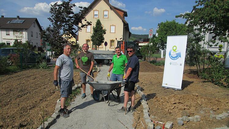 Freiwillige des Obst- und Gartenbauvereins (von links) Josef Stockmann, Vorsitzender Alexander Schaupp, Alfred Kippes und Dieter Büttner, setzen das Grün-Projekt in die Tat um.