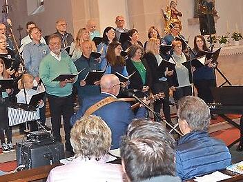 Der Chor Spirit Voices begeisterte beim Benefizkonzert f&uuml;r &bdquo;1000 Herzen&ldquo; in der Stadtpfarrkirche St. Johannes der T&auml;ufer und spendete 1712 Euro. Rechts die neue Leiterin des Chores, Andrea Hart.