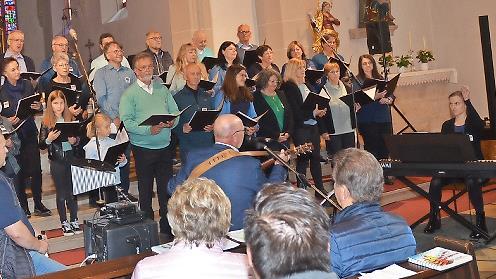 Der Chor Spirit Voices begeisterte beim Benefizkonzert für „1000 Herzen“ in der Stadtpfarrkirche St. Johannes der Täufer und spendete 1712 Euro. Rechts die neue Leiterin des Chores, Andrea Hart.