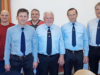 (von links) Fahnentr&auml;ger Stephan Helmreich, Kassier Reinhold Ebitsch, Kassenpr&uuml;fer Markus Huber, 1. Vorsitzender Siegfried Bauer, Kirchschletten, 2. Vorsitzender Georg Gehringer und Schriftf&uuml;hrer Helmut Hennemann.