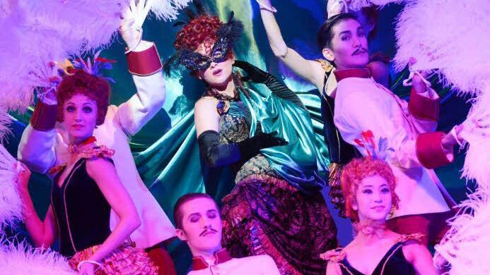 Wenn Rosalinde (souverän bis in die Fingerspitzen: Silke Evers) als geheimnisvoll maskierte ungarische Gräfin auf der Party des Prinzen Orlofsky aufkreuzt, ist auch das Würzburger Ballett voll im Einsatz. Foto: Falk von Traubenberg.
