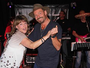 Tanzende Gäste beim ersten Dorffest der Kümmidamen in Westheim. Die Premiere ist gelungen.  Fotos: Gerd Schaar