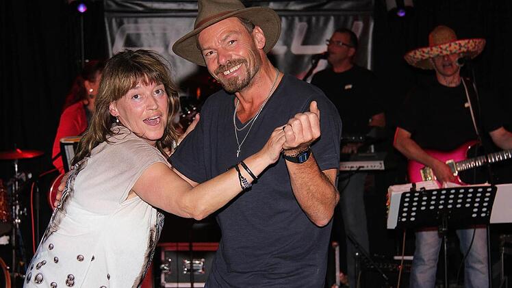 Tanzende Gäste beim ersten Dorffest der Kümmidamen in Westheim. Die Premiere ist gelungen.  Fotos: Gerd Schaar