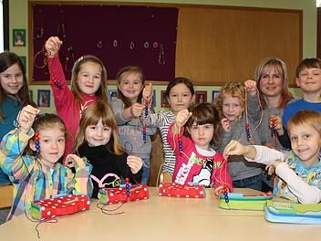 Perlensammler: Die zehn Vorschulkinder in der Gruppe von Cathleen Mende (hinten rechts) bereiten sich Schritt für Schritt auf die Grundschule vor. Für Erfolge im Kindergarten gibt es rote, bei Schulbesuchen blaue Perlen. Wenn die Schnur voll ist, kann die Schule los gehen. Fotos: Ralf Ruppert