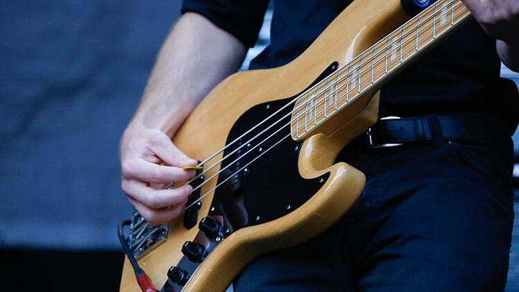 Als Vorband stand Thees Uhlmann auf der Bühne am Coburger Schlossplatz Foto: Matthias Hoch
