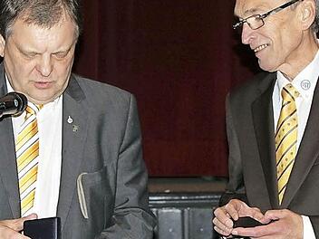 Firmenchef Carl-August Heinz (links) zeichnete Horst Hempfling besonders aus.  Fotos: Veronika Schadeck