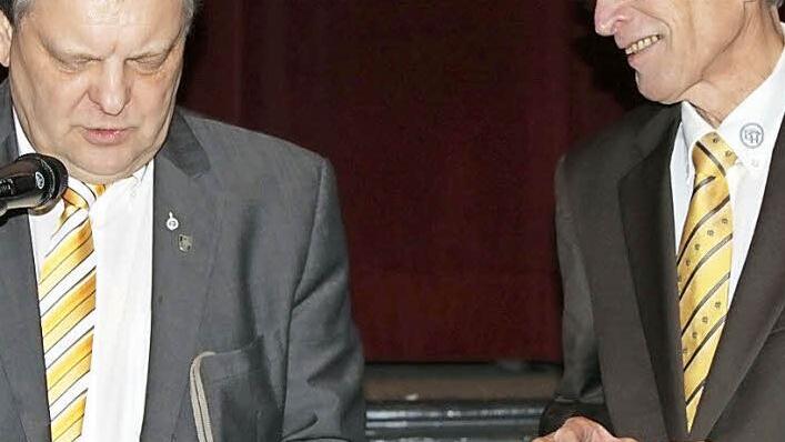 Firmenchef Carl-August Heinz (links) zeichnete Horst Hempfling besonders aus.  Fotos: Veronika Schadeck