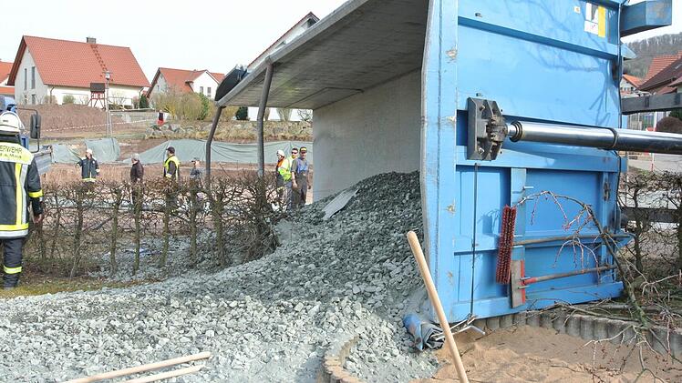 Die Ladung Mineralbeton ergoss sich über eine Hecke und einen angrenzenden Spielplatz - zum Glück ist nicht mehr passiert.