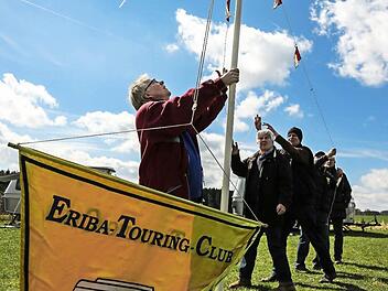 Die Touring-Clubfahne wird beim Ostertreffen in Kleinziegenfeld mit vereinten Kräfte gehisst - und somit ist die Campingsaison eröffnet.
