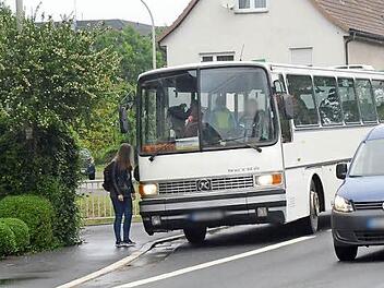Wenn der Omnibus die vier Warnblinker eingeschaltet hat, bedeutet es für den Autofahrer, nur noch mit Schritttempo vorbeifahren. Fotos: K.-H. Hofmann