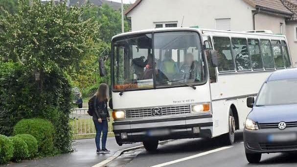 Wenn der Omnibus die vier Warnblinker eingeschaltet hat, bedeutet es für den Autofahrer, nur noch mit Schritttempo vorbeifahren. Fotos: K.-H. Hofmann