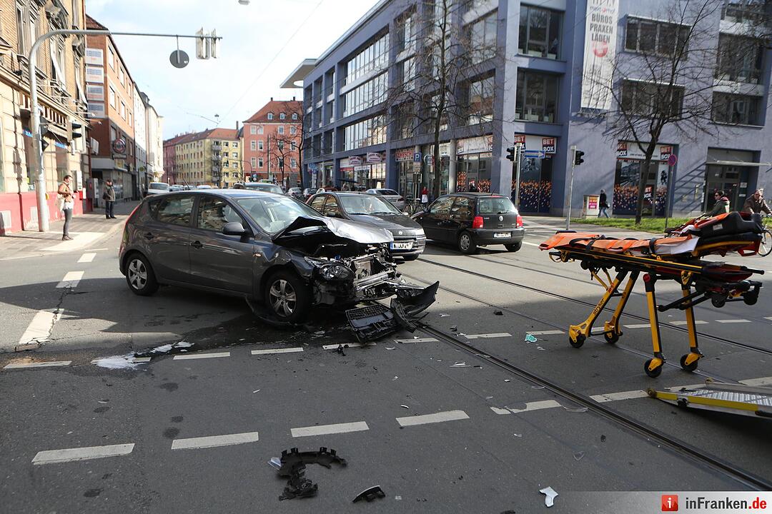 Krankenwagen verunglückt bei Einsatzfahrt in Nürnberg