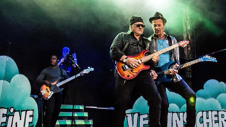 Impressionen vom Tambacher Sommer: Rund 1500 begeisterte Fans im ausverkauften Tambacher Schloss erlebten den Auftritt der Ersten Allgemeinen Verunsicherung. Foto: Jochen Berger