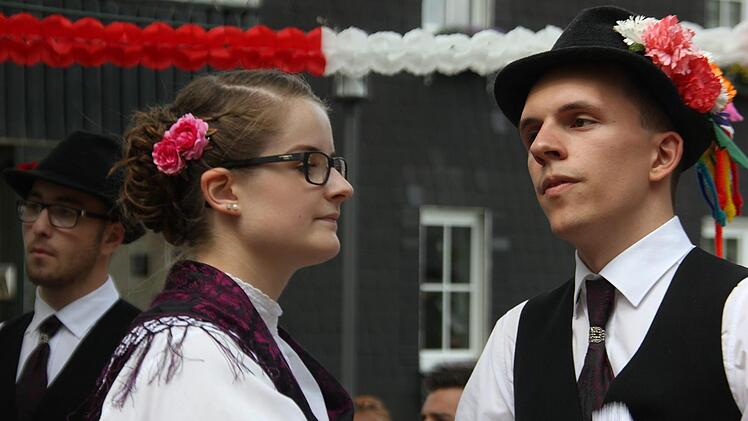 Burschen und Mädel bei der Kirchweih. Foto: Veronika Schadeck