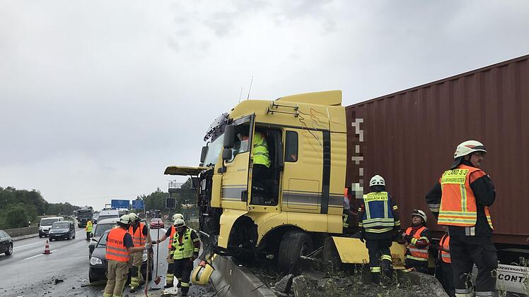 Laut  Polizei durchbrach der Lkw auf der  A9 zwischen den Ausfahrten Bayreuth-Nord und  Bindlacher Berg die Mittelleitplanke. Foto: NEWS5 / Fricke
