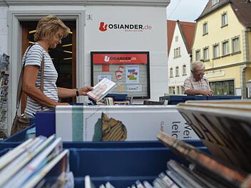 Vor der ehemaligen Buchhandlung Streit werden alte Bücherbestände ausverkauft. Foto: Ronald Heck