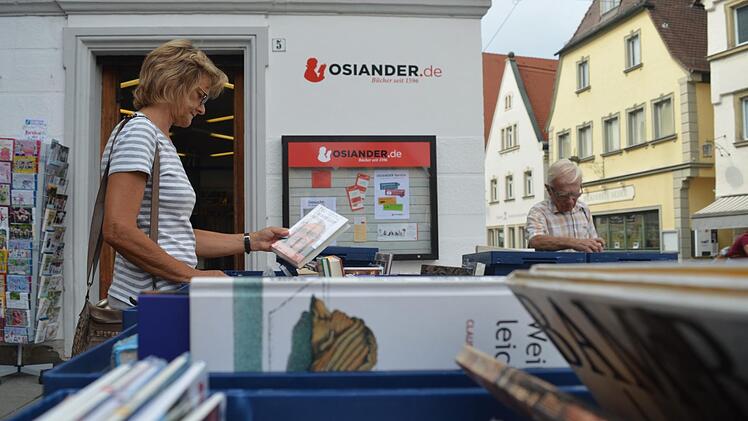 Vor der ehemaligen Buchhandlung Streit werden alte Bücherbestände ausverkauft. Foto: Ronald Heck