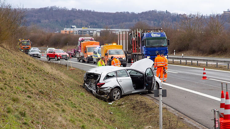 Auto will wieder auf Autobahn auffahren und kollidiert mit Transporter