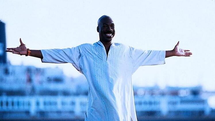 Seicht und zahnlos, statt gesellschaftskritisch: Eddie Murphy in "Der Guru".