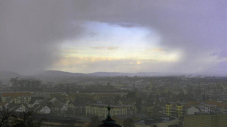 Nur wenige Lichtblicke erhellten die zurückliegenden Monate. Einen besonders zwielichtigen Moment fing Ronald Rinklef beim Blick von der Michelsberger Terrasse auf Bamberg ein.