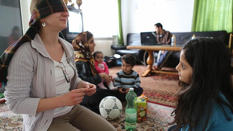 Merlind Eisermann (links) arbeitet als Patin für die Initiative "Freund statt fremd". Hier spielt sie mit der siebenjährigen Fatemee Blinde Kuh.Fotos: Barbara Herbst