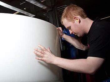 Bei der Endkontrolle von Kunststoffteilen: Die Kombination aus Herstellung von Füllkörpern und Anlagenbau ist bei RVT Process Equipment einzigartig. Fotos: Sonja Adam