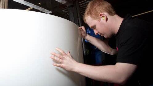 Bei der Endkontrolle von Kunststoffteilen: Die Kombination aus Herstellung von Füllkörpern und Anlagenbau ist bei RVT Process Equipment einzigartig. Fotos: Sonja Adam