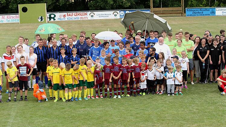 Ein buntes Bild boten die Mannschaften von klein bis groß. Foto: Günther Geiling
