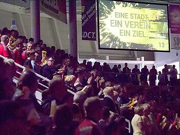 2295 Zuschauer unterstützten den HSC Coburg am 1. Spieltag der 2. Handball-Bundesliga. In der HUK-Arena gab es einen klaren 28:22-Auftaktsieg für die Vestestädter. Foto: Albert Höchstädter