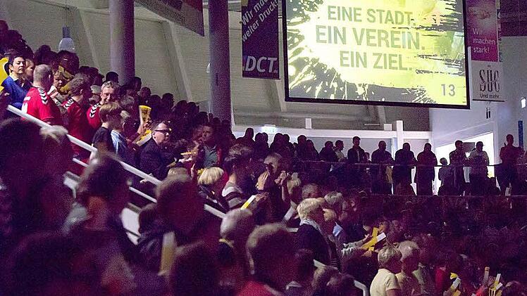 2295 Zuschauer unterstützten den HSC Coburg am 1. Spieltag der 2. Handball-Bundesliga. In der HUK-Arena gab es einen klaren 28:22-Auftaktsieg für die Vestestädter. Foto: Albert Höchstädter