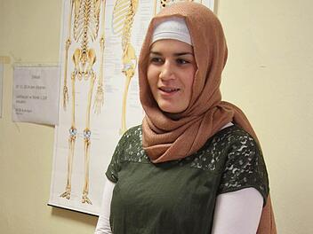 Kübra Korkmaz (19) ist gläubige Muslima und trägt auch bei der Arbeit das Kopftuch. Sie ist im ersten Lehrjahr und macht eine Ausbildung zur medizinischen Fachangestellten.  Fotos: Sonja Adam