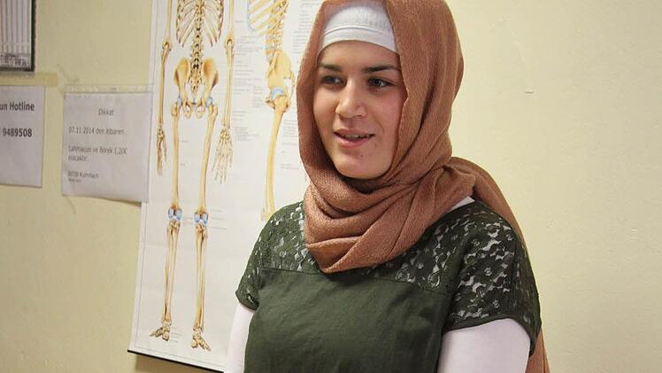 Kübra Korkmaz (19) ist gläubige Muslima und trägt auch bei der Arbeit das Kopftuch. Sie ist im ersten Lehrjahr und macht eine Ausbildung zur medizinischen Fachangestellten.  Fotos: Sonja Adam