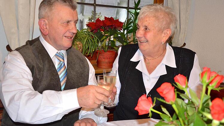 Georg und Anni Igel stoßen auf 50 Ehejahre an.  Foto: Wilfried Roppelt