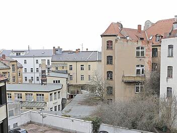 Vom dritten Stock des leer stehenden Sparkassen-Hauses Lange Straße sieht man auf einige der Immobilien, an deren Stelle ein neues Wohn- und Geschäftsviertel entstehen soll. Foto: Matthias Hoch