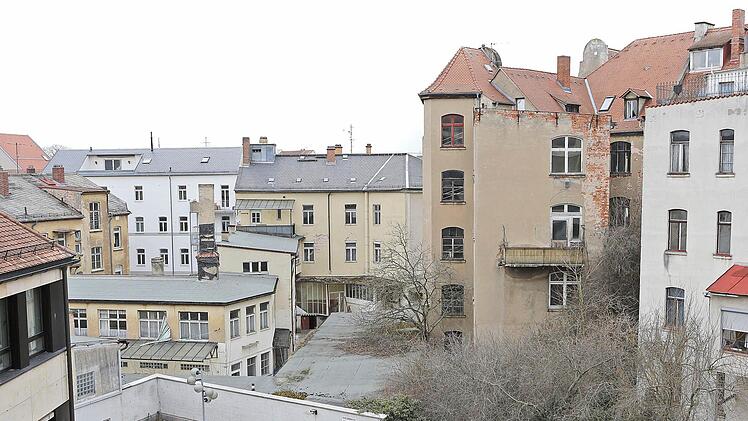 Vom dritten Stock des leer stehenden Sparkassen-Hauses Lange Straße sieht man auf einige der Immobilien, an deren Stelle ein neues Wohn- und Geschäftsviertel entstehen soll. Foto: Matthias Hoch