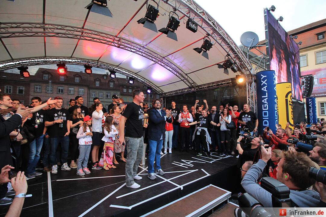Meister-Party am Maxplatz