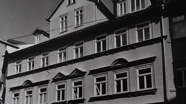Einst befand sich in der Metzgergasse in diesem dreigeschossigen Gebäude mit seiner weitgehend symmetrischen Fassadengestaltung eine Gastwirtschaft.Foto: Archiv