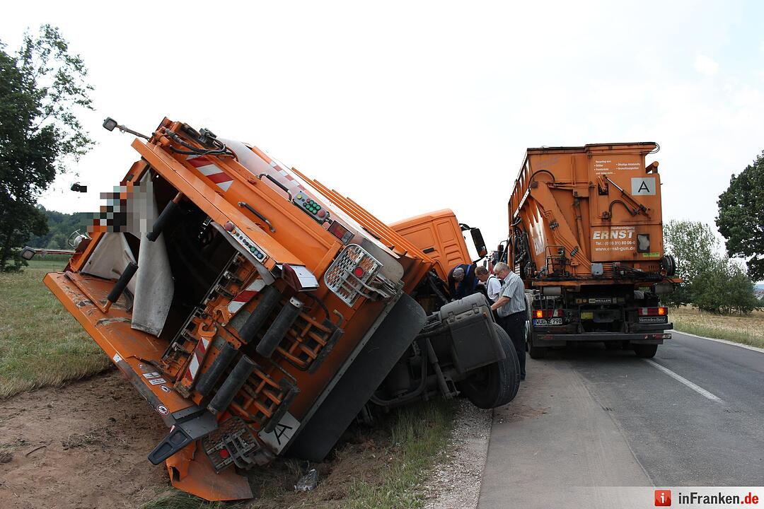 Muellabfuhr kommt von Strasse ab und landet im Graben