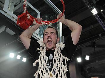 Karsten Tadda hat sich nach der Meisterschaft am 21. Juni diesen Jahres wieder einmal das Korbnetz als Troph&auml;e gesichert und schreit seine Freude &uuml;ber seinen sechsten Titel in Bamberg heraus. Foto: sportpress