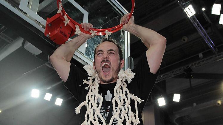 Karsten Tadda hat sich nach der Meisterschaft am 21. Juni diesen Jahres wieder einmal das Korbnetz als Troph&auml;e gesichert und schreit seine Freude &uuml;ber seinen sechsten Titel in Bamberg heraus. Foto: sportpress