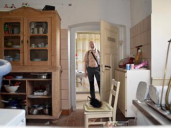 Ein Blick in die bestehende Küche des Jagdhauses. Die Tür, in der Bürgermeister Waldemar Bug steht, führt in ein kleines Badezimmer. Das Foto wurde von einer Durchreiche aus dem Wohnzimmer aufgenommen. In dem befindet sich ein großer Kachelofen. Fotos: Kathrin Kupka-Hahn