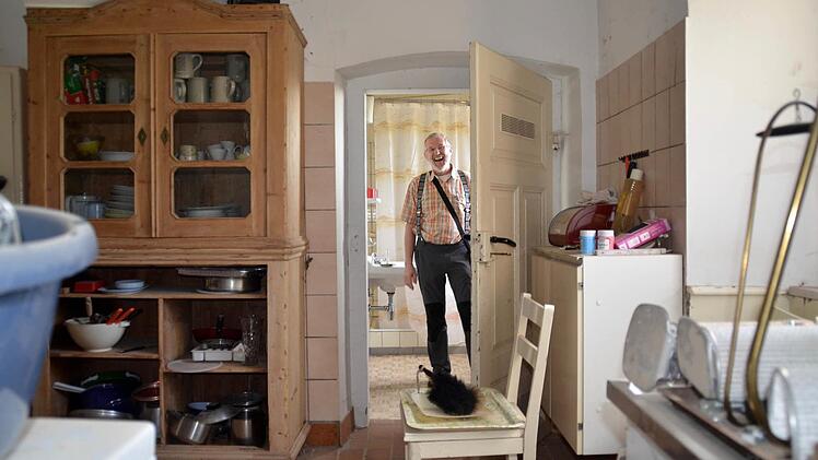 Ein Blick in die bestehende Küche des Jagdhauses. Die Tür, in der Bürgermeister Waldemar Bug steht, führt in ein kleines Badezimmer. Das Foto wurde von einer Durchreiche aus dem Wohnzimmer aufgenommen. In dem befindet sich ein großer Kachelofen. Fotos: Kathrin Kupka-Hahn