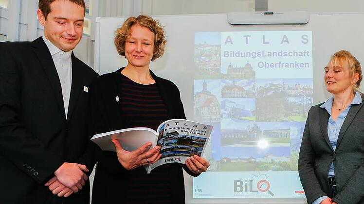 Projektleiter Prof. Hans-Günther Roßbach, Projektkoordinatorin Michaela Sixt, Ingrid Stöhr und Johannes Hofmann (von rechts) stellten als Mitglieder der Autorengruppe den Bildungsatlas vor. Foto: Matthias Hoch