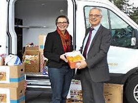 Rainer Hardt und Gertrud K&ouml;nig bei der &Uuml;bergabe  Foto: pr
