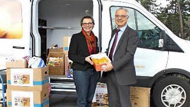 Rainer Hardt und Gertrud König bei der Übergabe  Foto: pr