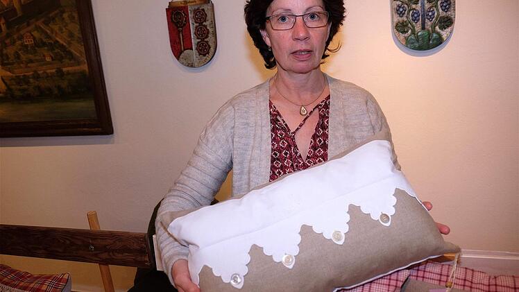 Elke Schellenberger haucht alten Stoffen von Oma neues Leben ein. Foto: Gerd Schaar