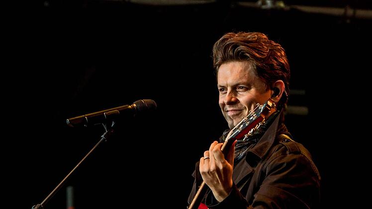 Umjubelter Auftritt: Michael Patrick Kelly fasziniert im ausverkauften Schlosshof von Tambach. Foto: Jochen Berger