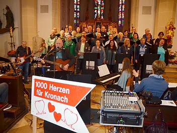 Der Chor "Spirit Voices" sang sich mit einem facettenreichen  Repertoire in die Herzen der Zuhörer und spendete den Erlös von 2147,40 Euro an "1000 Herzen für Kronach".Karl-Heinz Hofmann